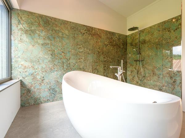 Badezimmer mit grünen Marmoroptik-Fliesen