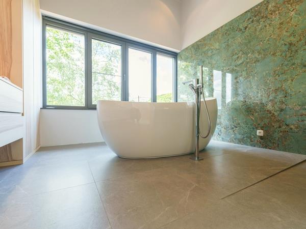 Hochwertiges Badezimmer mit freistehender Badewanne