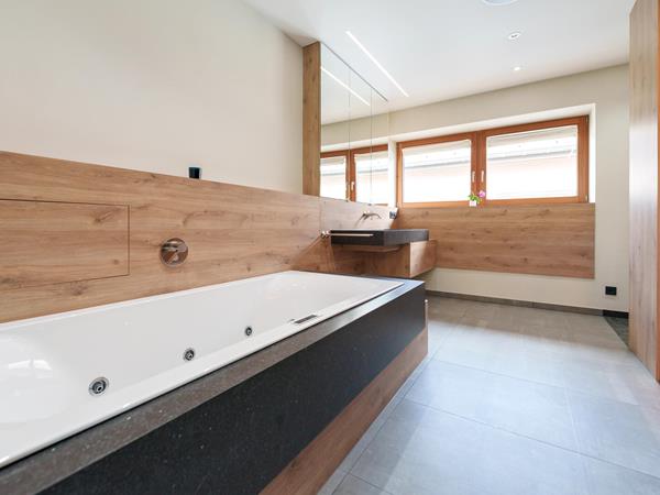 Salle de bain avec carrelage