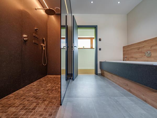 Douche à l’italienne avec mosaïque au sol