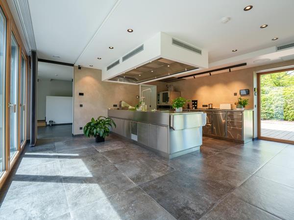 Grands carreaux dans la cuisine et le séjour