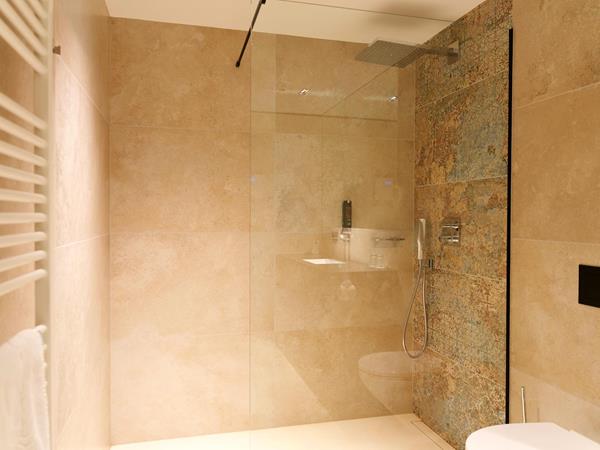 Begehbare Dusche mit dekorativen Akzentfliesen