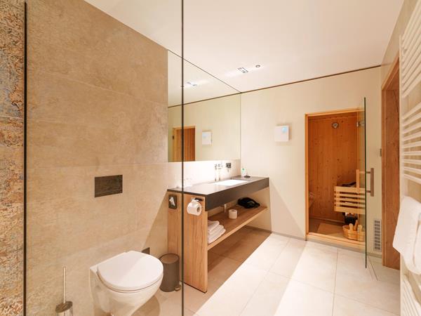 Badezimmer mit großformatigen Fliesen und Sauna