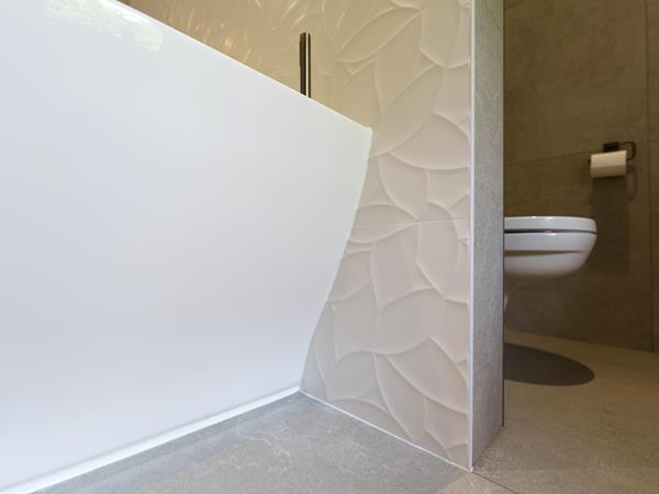 Badezimmer mit 3D-Fliesen in Blattoptik