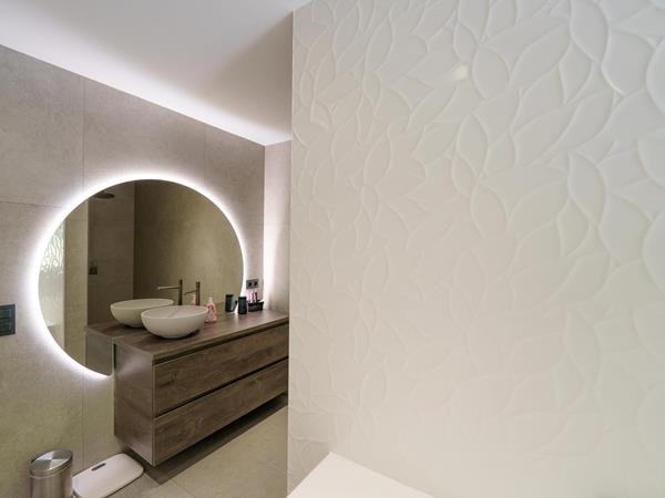Badezimmer mit 3D-Blattmuster und Steinoptik-Fliesen