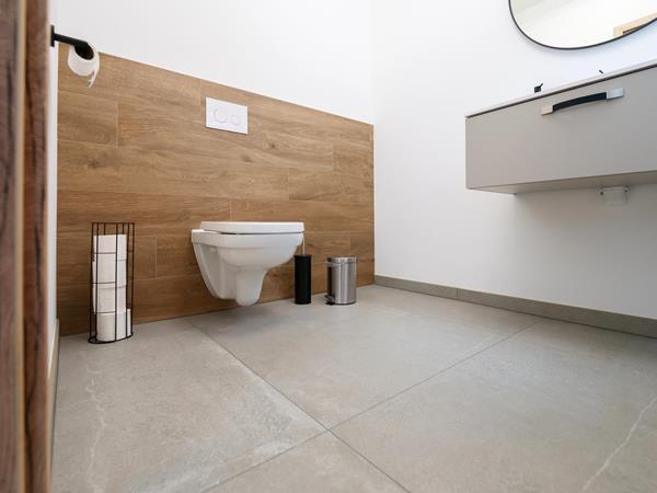 Gäste-WC mit Fliesen in Holz- und Steinoptik