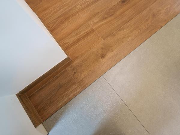 Fliesen in Stein- und Holzoptik harmonisch kombiniert
