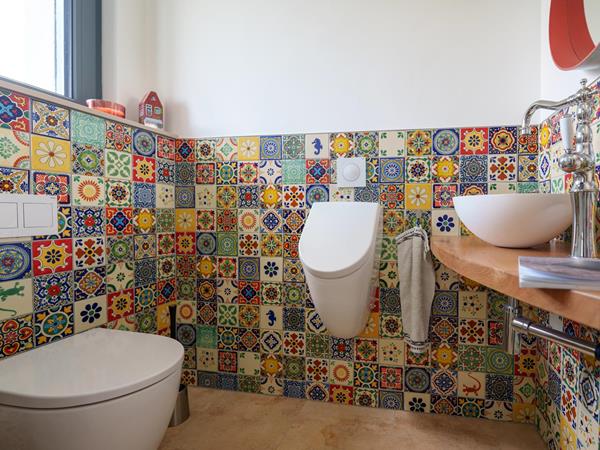 Gäste-WC mit farbigen Dekorfliesen