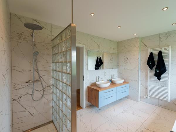 Hochwertiges Badezimmer mit Dusche und Doppelwaschtisch