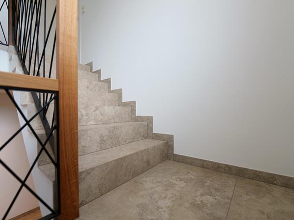 Geflieste Treppe mit Natursteinoptik