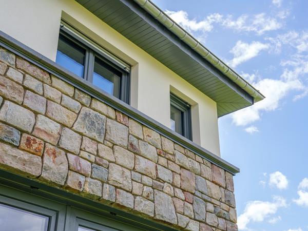 Bruchsteinmauer an einem Einfamilienhaus in Luxemburg