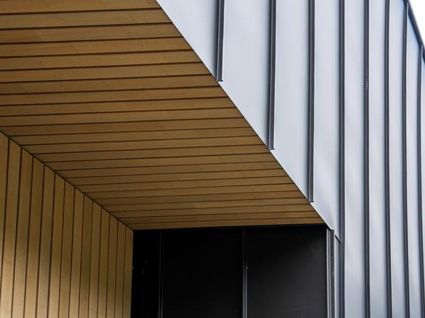 Détail du bardage bois et du revêtement en zinc