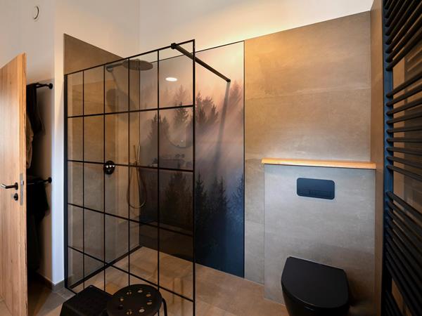 Salle de bain d’appartement de vacances avec douche moderne