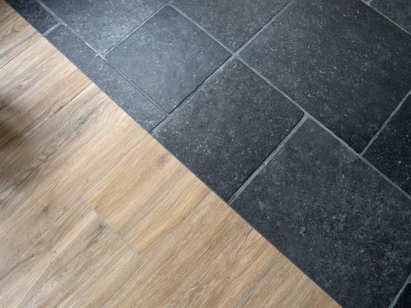 Carrelage effet bois et pierre foncée combinés
