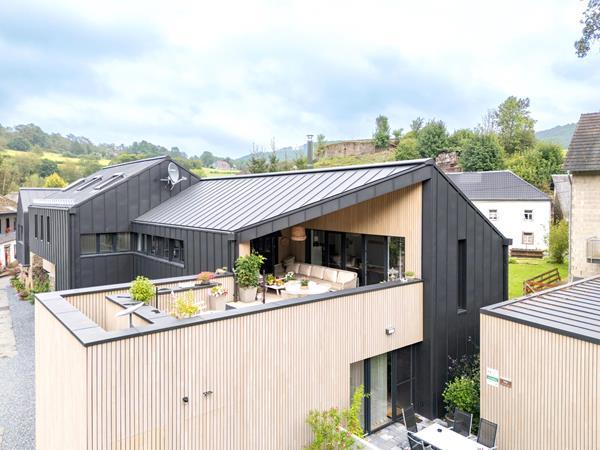 Souvenirs d’Ouren avec façade en zinc et bois