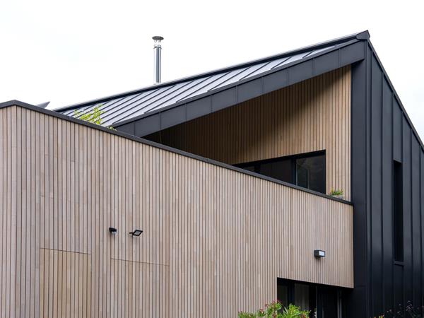 Façade moderne en bois et zinc pour appartements de vacances