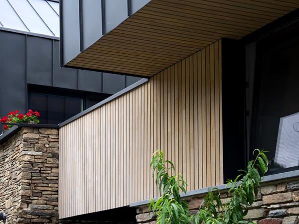 Rénovation à Ouren avec façade en zinc et pierre naturelle