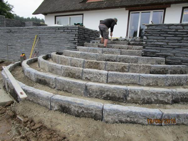 Mur de soutènement, terrasse et escalier