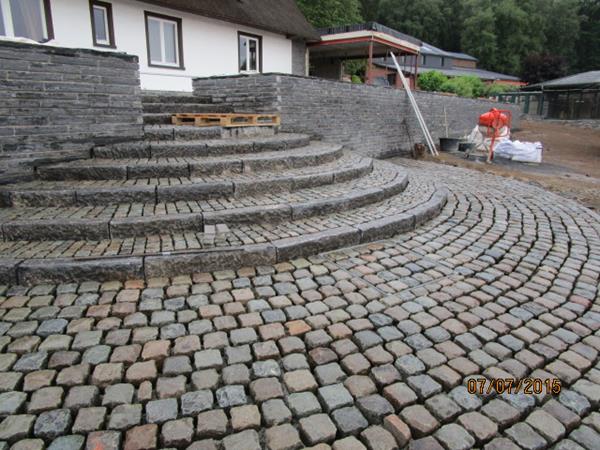 Mur de soutènement, terrasse et escalier