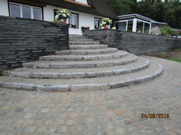 Stützmauer, Terrasse und Treppe