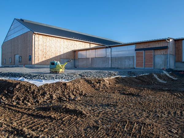 Étable moderne pour vaches laitières (84 x 45m) à Bockholtz